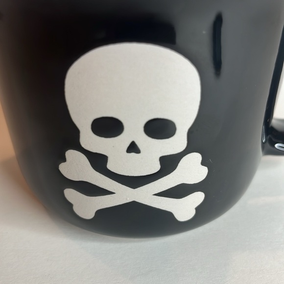 Skull & Crossbones 16oz Mug - Picture 2 of 8